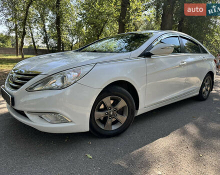 Белый Хендай Соната, объемом двигателя 2 л и пробегом 183 тыс. км за 8500 $, фото 8 на Automoto.ua