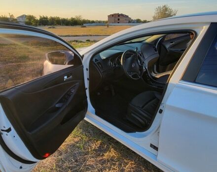 Белый Хендай Соната, объемом двигателя 2 л и пробегом 181 тыс. км за 7600 $, фото 3 на Automoto.ua