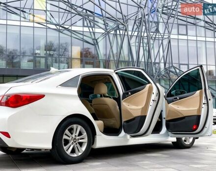 Білий Хендай Соната, об'ємом двигуна 2.4 л та пробігом 211 тис. км за 8500 $, фото 16 на Automoto.ua