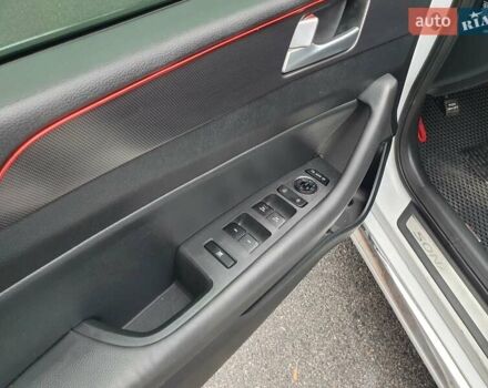 Белый Хендай Соната, объемом двигателя 2.36 л и пробегом 235 тыс. км за 11000 $, фото 9 на Automoto.ua