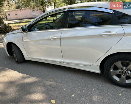 Белый Хендай Соната, объемом двигателя 2 л и пробегом 183 тыс. км за 8500 $, фото 6 на Automoto.ua