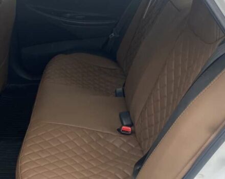 Белый Хендай Соната, объемом двигателя 2 л и пробегом 228 тыс. км за 7600 $, фото 4 на Automoto.ua