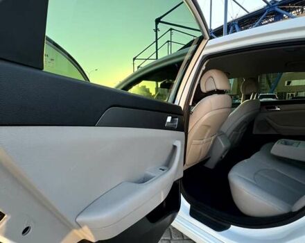 Білий Хендай Соната, об'ємом двигуна 2.36 л та пробігом 144 тис. км за 10900 $, фото 23 на Automoto.ua