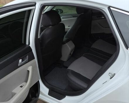 Белый Хендай Соната, объемом двигателя 2.4 л и пробегом 100 тыс. км за 7850 $, фото 5 на Automoto.ua