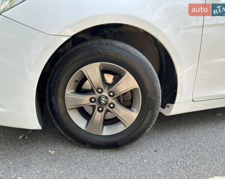 Белый Хендай Соната, объемом двигателя 2 л и пробегом 183 тыс. км за 8500 $, фото 7 на Automoto.ua