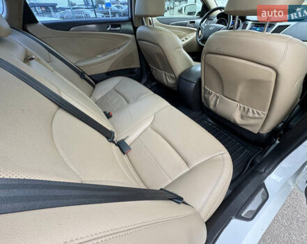 Білий Хендай Соната, об'ємом двигуна 2.36 л та пробігом 212 тис. км за 9990 $, фото 40 на Automoto.ua