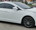 Белый Хендай Соната, объемом двигателя 2 л и пробегом 400 тыс. км за 7200 $, фото 1 на Automoto.ua