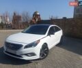 Белый Хендай Соната, объемом двигателя 2 л и пробегом 350 тыс. км за 8300 $, фото 1 на Automoto.ua