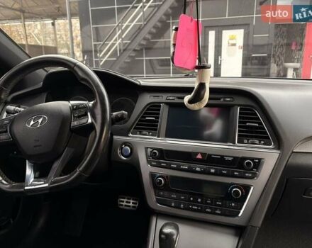 Білий Хендай Соната, об'ємом двигуна 2 л та пробігом 198 тис. км за 12799 $, фото 6 на Automoto.ua