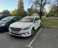 Белый Хендай Соната, объемом двигателя 2 л и пробегом 200 тыс. км за 10500 $, фото 1 на Automoto.ua