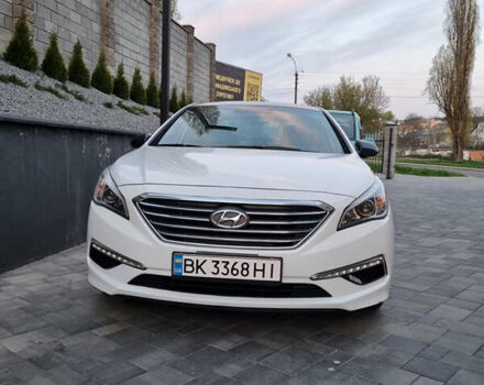 Хендай Соната 2015 в Ровно на Automoto.ua Белый Хендай Соната, объемом двигателя 2.4 л и пробегом 160 тыс. км за 11000 $, фото 1 на Automoto.ua