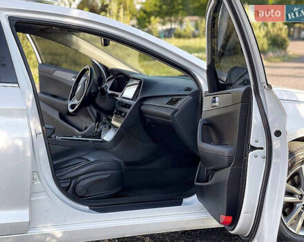 Хендай Соната 2015 в Киеве на Automoto.ua Белый Хендай Соната, объемом двигателя 2 л и пробегом 275 тыс. км за 15000 $, фото 3 на Automoto.ua