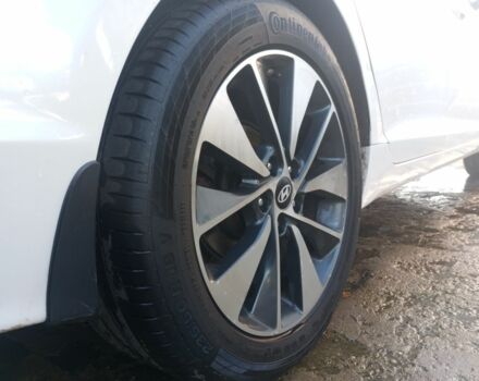 Белый Хендай Соната, объемом двигателя 2 л и пробегом 180 тыс. км за 5650 $, фото 4 на Automoto.ua