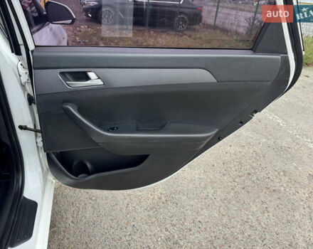 Белый Хендай Соната, объемом двигателя 2 л и пробегом 355 тыс. км за 9900 $, фото 30 на Automoto.ua