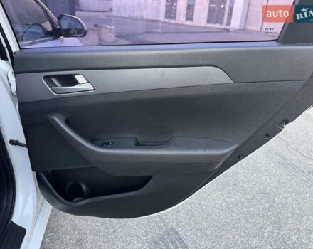 Білий Хендай Соната, об'ємом двигуна 2 л та пробігом 161 тис. км за 9999 $, фото 21 на Automoto.ua