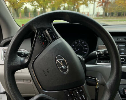 Белый Хендай Соната, объемом двигателя 2.36 л и пробегом 189 тыс. км за 8900 $, фото 17 на Automoto.ua