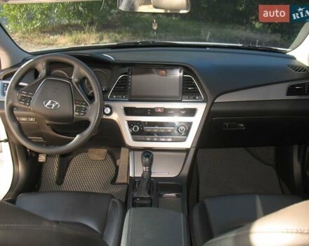 Білий Хендай Соната, об'ємом двигуна 2 л та пробігом 232 тис. км за 13600 $, фото 10 на Automoto.ua