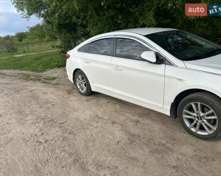 Белый Хендай Соната, объемом двигателя 2 л и пробегом 250 тыс. км за 9300 $, фото 2 на Automoto.ua