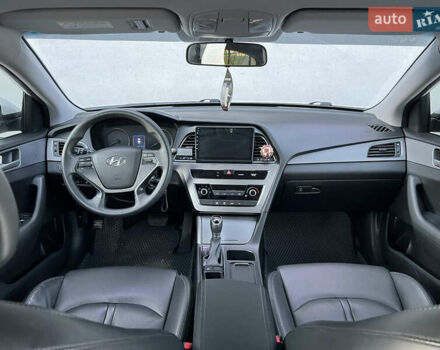 Белый Хендай Соната, объемом двигателя 2 л и пробегом 212 тыс. км за 11500 $, фото 4 на Automoto.ua