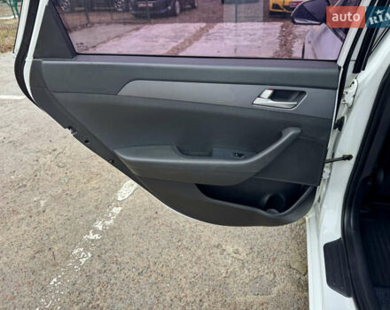 Белый Хендай Соната, объемом двигателя 2 л и пробегом 355 тыс. км за 9900 $, фото 26 на Automoto.ua