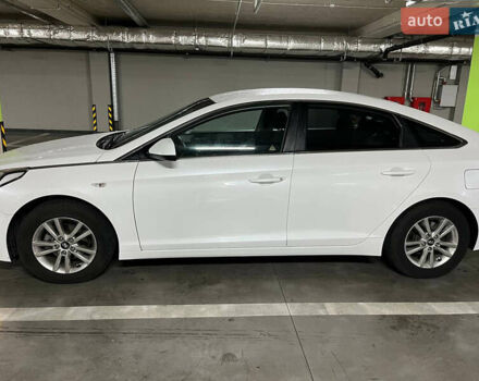 Белый Хендай Соната, объемом двигателя 2 л и пробегом 257 тыс. км за 9500 $, фото 3 на Automoto.ua