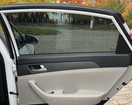 Белый Хендай Соната, объемом двигателя 2.36 л и пробегом 189 тыс. км за 8900 $, фото 12 на Automoto.ua