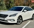 Белый Хендай Соната, объемом двигателя 2 л и пробегом 200 тыс. км за 10000 $, фото 1 на Automoto.ua