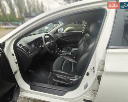 Белый Хендай Соната, объемом двигателя 2 л и пробегом 338 тыс. км за 8500 $, фото 8 на Automoto.ua