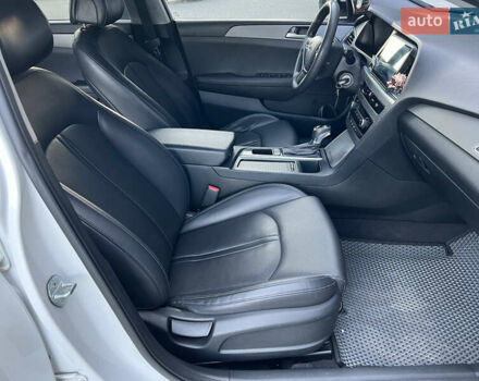 Белый Хендай Соната, объемом двигателя 2 л и пробегом 212 тыс. км за 11500 $, фото 6 на Automoto.ua