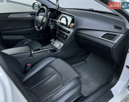 Белый Хендай Соната, объемом двигателя 2 л и пробегом 212 тыс. км за 11500 $, фото 5 на Automoto.ua