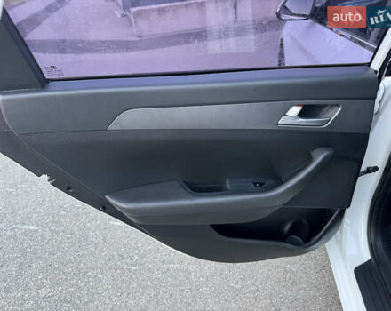 Білий Хендай Соната, об'ємом двигуна 2 л та пробігом 161 тис. км за 9999 $, фото 23 на Automoto.ua