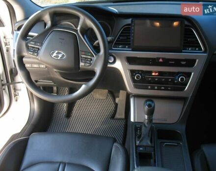 Білий Хендай Соната, об'ємом двигуна 2 л та пробігом 232 тис. км за 13600 $, фото 9 на Automoto.ua