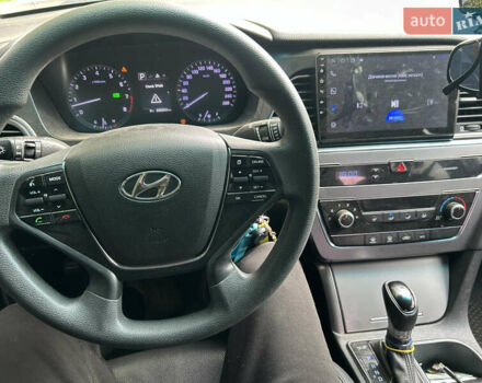 Белый Хендай Соната, объемом двигателя 2 л и пробегом 250 тыс. км за 9300 $, фото 5 на Automoto.ua