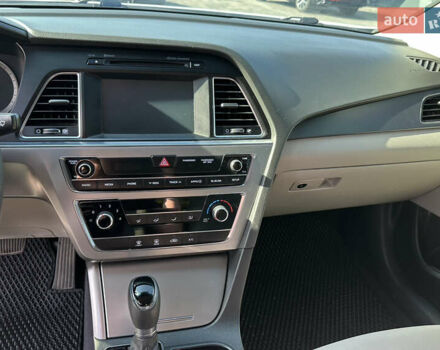 Белый Хендай Соната, объемом двигателя 2.36 л и пробегом 156 тыс. км за 11300 $, фото 6 на Automoto.ua