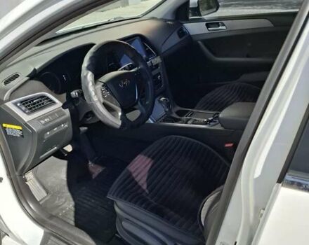 Белый Хендай Соната, объемом двигателя 2 л и пробегом 86 тыс. км за 12900 $, фото 5 на Automoto.ua