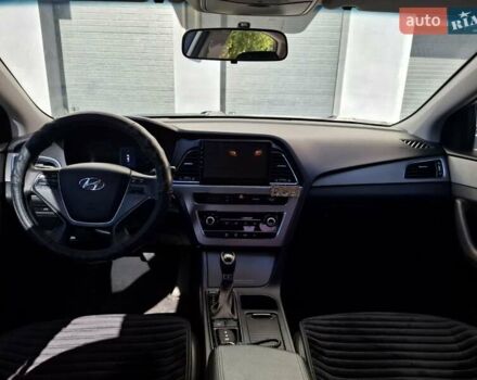 Белый Хендай Соната, объемом двигателя 2 л и пробегом 86 тыс. км за 12900 $, фото 4 на Automoto.ua