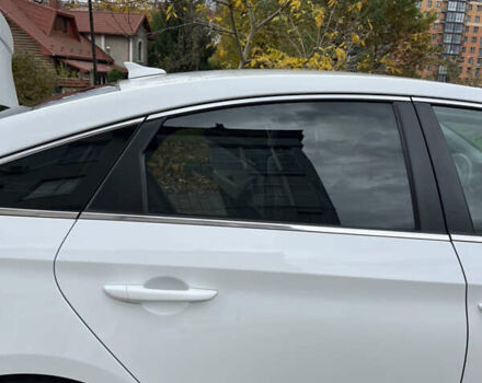 Белый Хендай Соната, объемом двигателя 2.36 л и пробегом 189 тыс. км за 8900 $, фото 7 на Automoto.ua