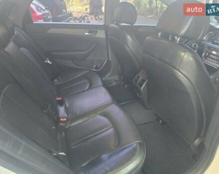 Белый Хендай Соната, объемом двигателя 2 л и пробегом 205 тыс. км за 10000 $, фото 1 на Automoto.ua