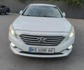 Белый Хендай Соната, объемом двигателя 2 л и пробегом 450 тыс. км за 9509 $, фото 1 на Automoto.ua