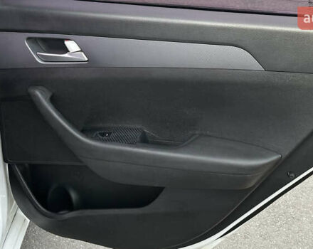 Белый Хендай Соната, объемом двигателя 2 л и пробегом 385 тыс. км за 9100 $, фото 12 на Automoto.ua