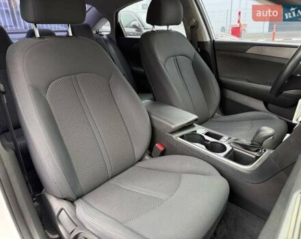 Білий Хендай Соната, об'ємом двигуна 2.36 л та пробігом 57 тис. км за 15950 $, фото 20 на Automoto.ua