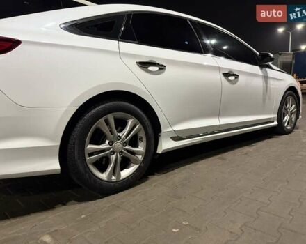 Белый Хендай Соната, объемом двигателя 2.36 л и пробегом 80 тыс. км за 13000 $, фото 4 на Automoto.ua
