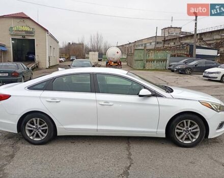 Белый Хендай Соната, объемом двигателя 2.4 л и пробегом 153 тыс. км за 10200 $, фото 2 на Automoto.ua