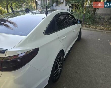 Белый Хендай Соната, объемом двигателя 2 л и пробегом 205 тыс. км за 10000 $, фото 3 на Automoto.ua