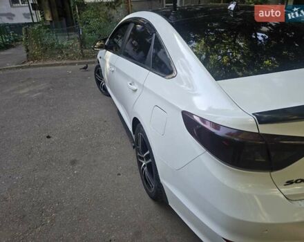 Белый Хендай Соната, объемом двигателя 2 л и пробегом 205 тыс. км за 10000 $, фото 2 на Automoto.ua