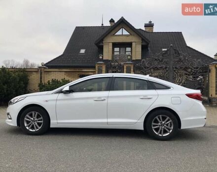 Белый Хендай Соната, объемом двигателя 2 л и пробегом 354 тыс. км за 10790 $, фото 7 на Automoto.ua