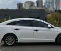 Белый Хендай Соната, объемом двигателя 2 л и пробегом 385 тыс. км за 9100 $, фото 2 на Automoto.ua