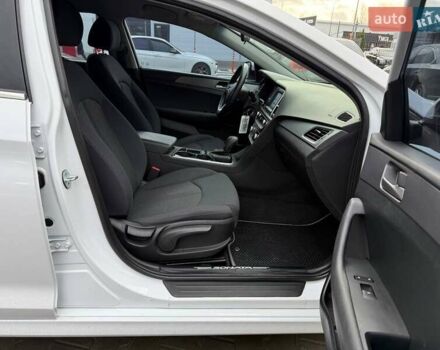 Білий Хендай Соната, об'ємом двигуна 2.36 л та пробігом 57 тис. км за 15950 $, фото 19 на Automoto.ua