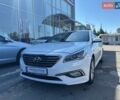Белый Хендай Соната, объемом двигателя 2 л и пробегом 402 тыс. км за 10190 $, фото 1 на Automoto.ua