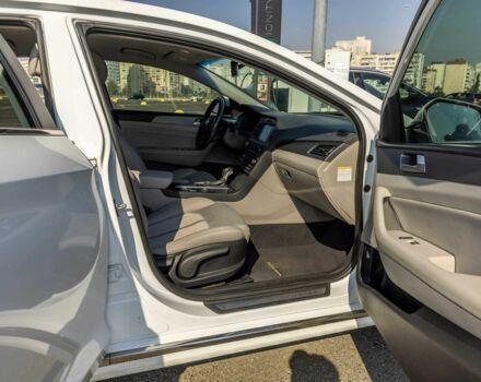 Белый Хендай Соната, объемом двигателя 2 л и пробегом 129 тыс. км за 15395 $, фото 18 на Automoto.ua